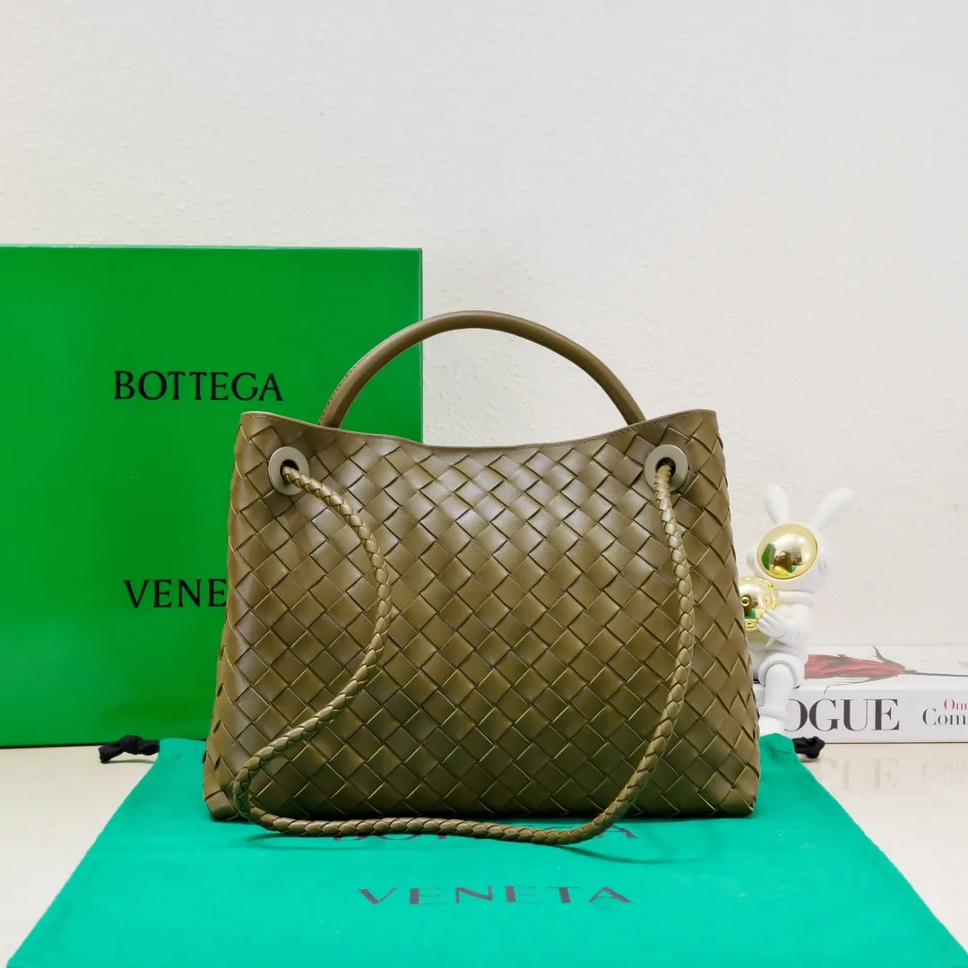 The 2023 new Andiamo batch of 2260 BV has been shipped‼ ️Really popular🔥The new Andiamo woven handbag launched by Bottega Veneta this season is really popular all over the world! ! Celebrities at home and abroad have worn it, and Oscar-winning actress Michelle Yeoh has taken it out on the street. Song Jia, Trai Yara, Yu Feihong, Sanji Ayaka, Rosie Hunting-Whiteley, Yoshioka Riho, etc. have all picked up this bag. It is classic and versatile, showing off its temperament, and the bag capacity is also large, which is very convenient for daily commuting! ! A variety of carrying methods, the shoulder straps can be adjusted by yourself, the original lambskin feels soft and delicate, and the unisex style breaks gender boundaries and brings a more practical and longer-lasting use experience. Andiamo, which has both elegant and casual styles, perfectly interprets the true appearance of "fashionable old money style". Style number: 8463 Size: 32*24*12